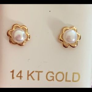 Flower Pearl Stud Earring